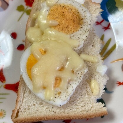 ゆで卵が少し残ってしまったのでトーストにしました！美味しかったです♪